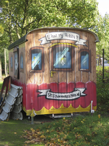 908200 Afbeelding van een 'pipowagen' die te huur is, geparkeerd op het terrein van speeltuin Noordse Park (Lagenoord ...